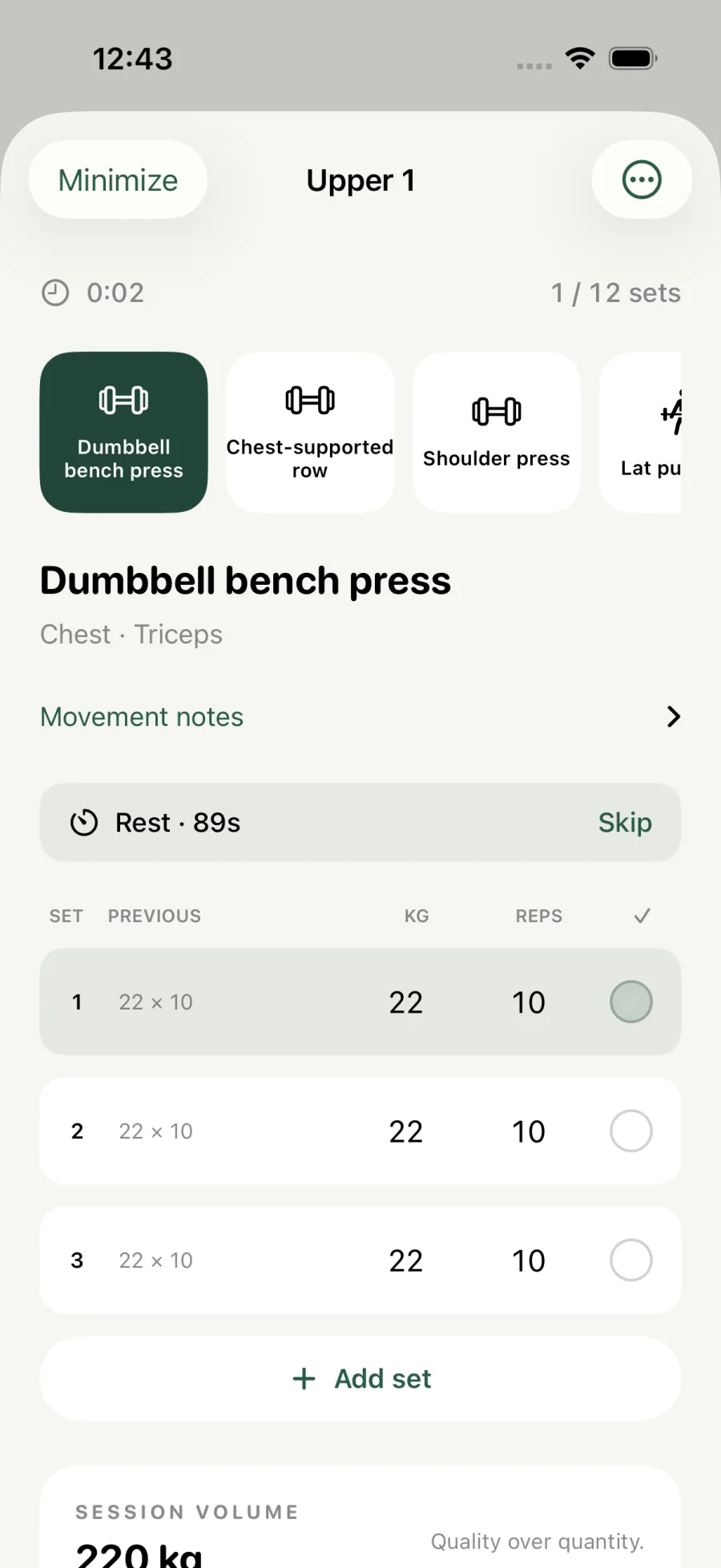 A live Thrive session: dumbbell bench press, sets at 22 kg for 10 reps, rest timer running